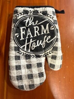 The Farm House oven mitt NWOT